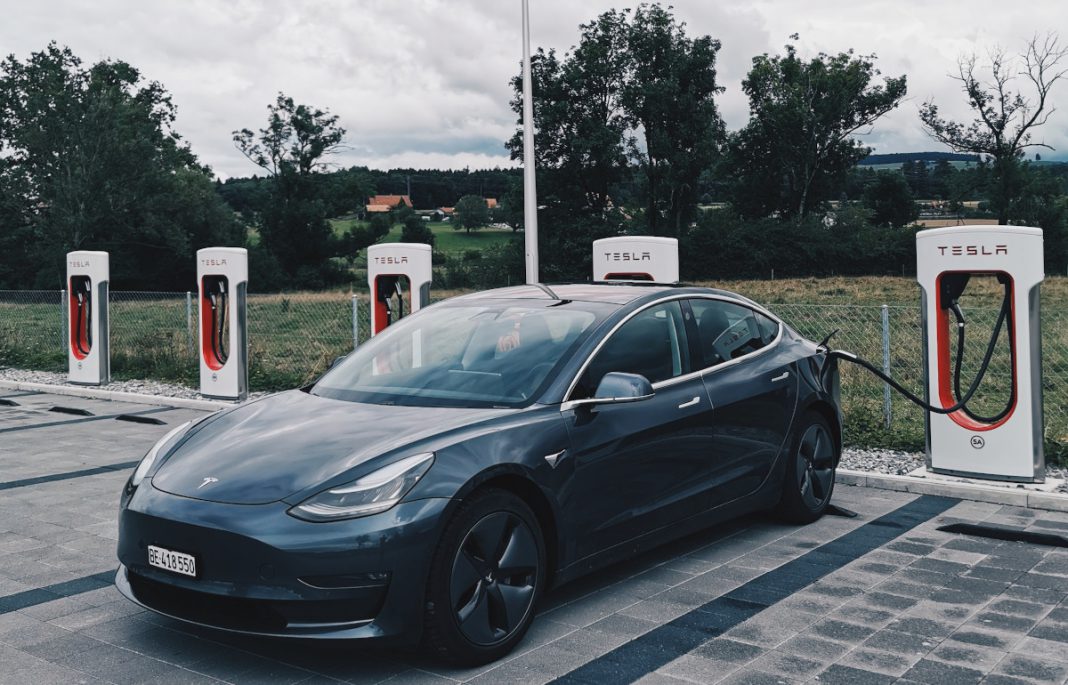 تتفاوض شركة تسلا على توريد النيكل في كندا. إنها تريد تقليل انبعاثات الكربون