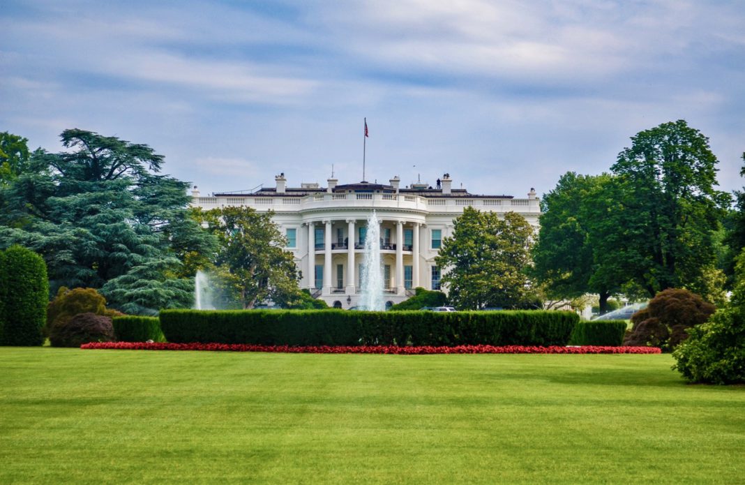 Το ρεκόρ ανεργίας στις Ηνωμένες Πολιτείες μπορεί να περιπλέξει την υπεράσπιση του Τραμπ για τον Λευκό Οίκο