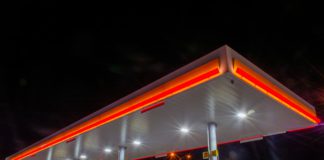 Gas prices soar past $4.0 in most American States