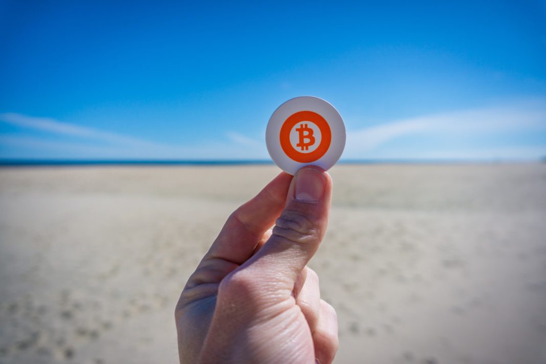 Ο Επίτροπος ΜακΓκίνες ζητεί ενιαία παγκόσμια ρύθμιση των κρυπτονομισμάτων