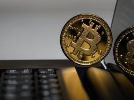 A Bitcoin felfutása során az intézmények és a bálnák képesek voltak megvenni a mélypontokat, és gyakran eladni, amikor az árak emelkedtek, így a legtöbb befektető a rallyt kergette.