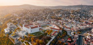 A szlovákiai gazdasági hangulat fő mutatója márciusban havihoz képest három ponttal 90,4 pontra emelkedett, és csaknem elérte a januári szintet. Éves szinten azonban 5,3 ponttal csökkent, és 11,6 ponttal elmaradt a hosszú távú átlagtól.