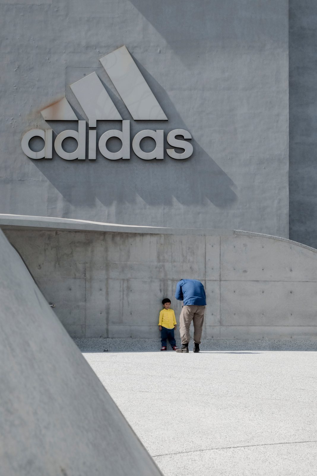 Adidas slightly decreased sales, the company is still dealing with the end of cooperation with rapper Ye