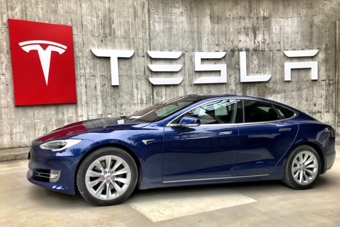 Americký výrobce elektromobilů Tesla ve druhém čtvrtletí dodal rekordní počet aut. 