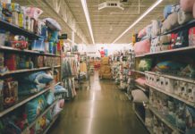 Walmart těží ze své nabídky nižších cen prakticky všeho - od zboží podléhajícího zkáze až po oblečení - která je atraktivní pro Američany postižené inflací.