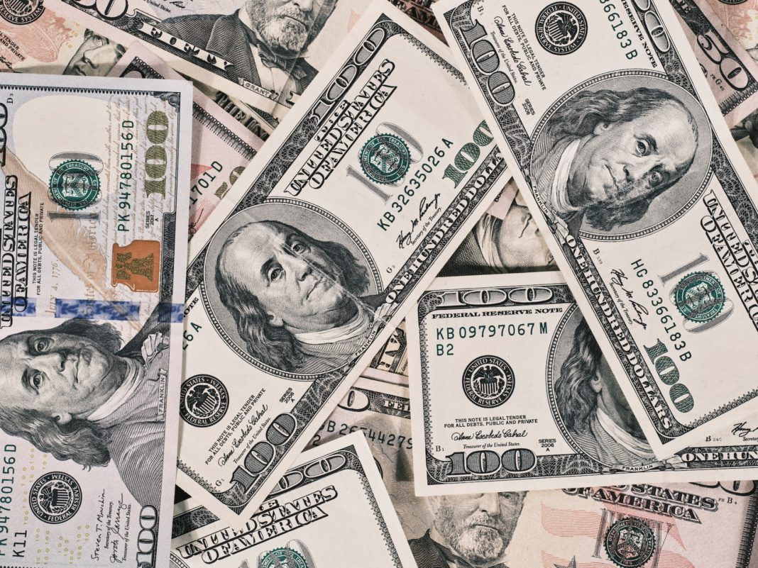 Americké akcie výrazně oslabily, přetrvávají obavy z vysokých úrokových sazeb