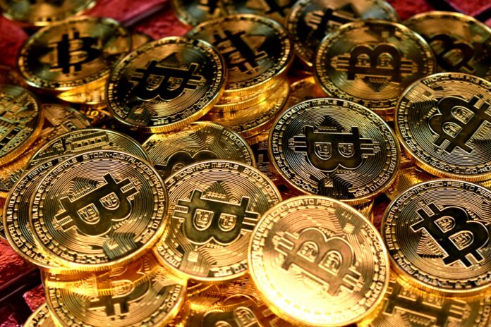Krátce po 09:00 SEČ si bitcoin podle specializovaného serveru CoinDesk za uplynulých 24 hodin připisoval 5,3 procenta a pohyboval se kolem 43.806 dolarů.