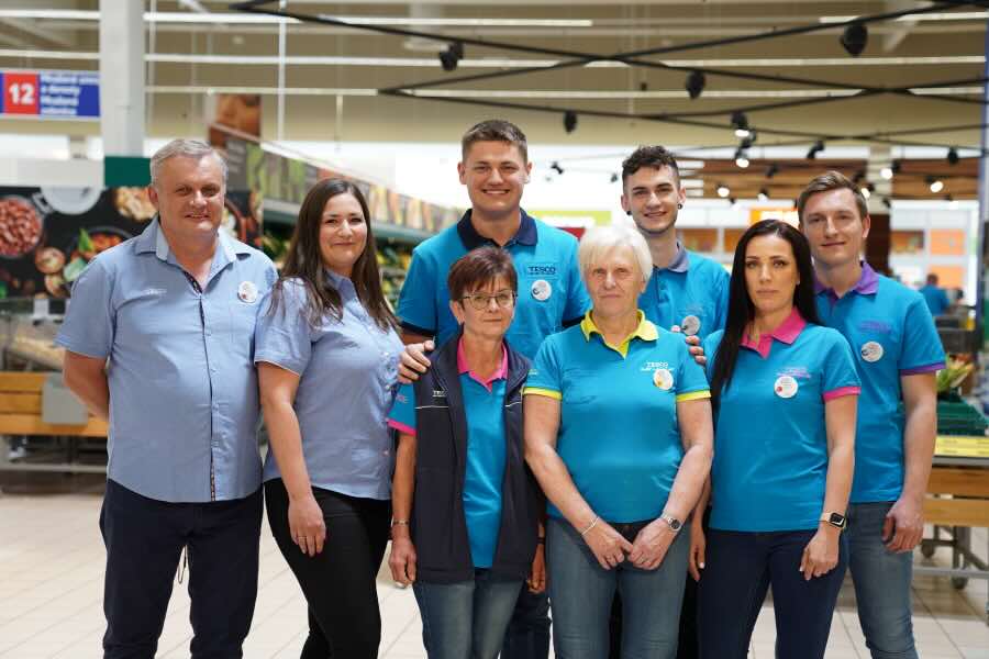 Tesco navyšuje základní mzdy nad úroveň očekávané inflace a investuje do zlepšení benefitů