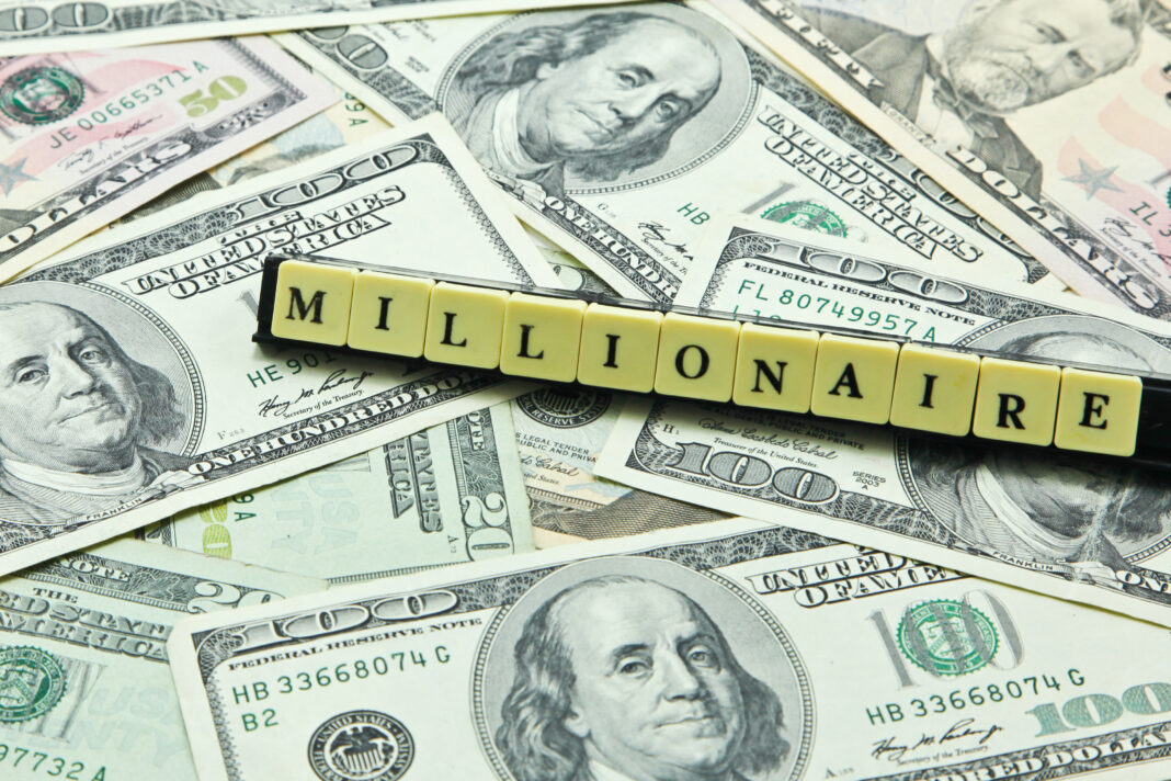 Dolarových milionářů loni bylo 22,8 milionu, nejvíce od roku 1997