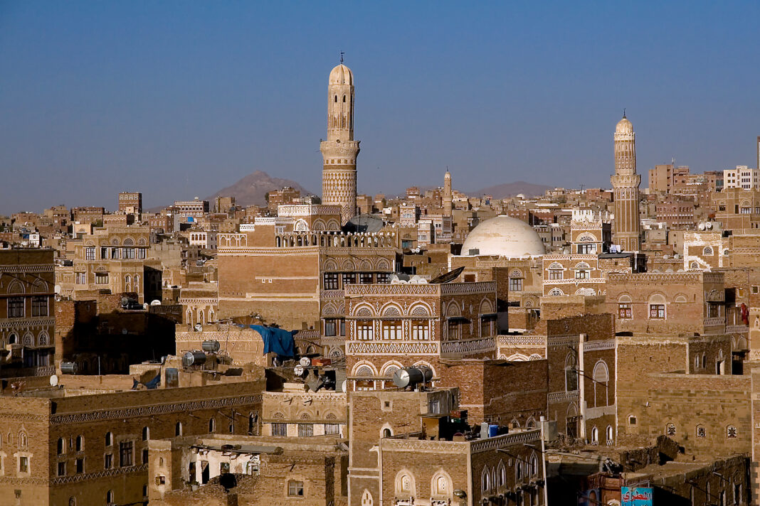 Yemeni rebels allow towing of damaged oil tanker Sounion