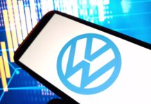 Volkswagenu klesl čtvrtletní zisk. Dopadla na něj cla i slabší poptávka Smartphone screen displaying the WordPress logo in a blue circle with colorful digital charts in the background as a data-themed scene.