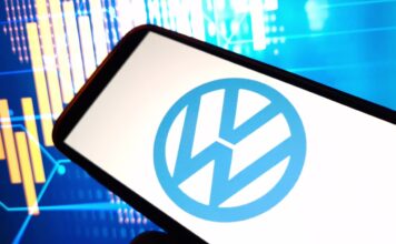 A Volkswagen negyedéves nyeresége csökkent. A vámok és a gyengébb kereslet érték el Smartphone screen displaying the WordPress logo in a blue circle with colorful digital charts in the background as a data-themed scene.