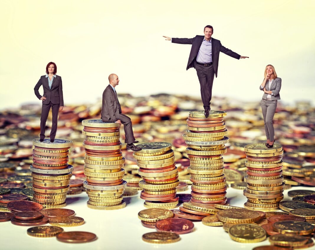 Kolik musíte vydělávat, abyste byli v Česku považováni za bohaté? Čísla překvapí Rich people illustrative picture.