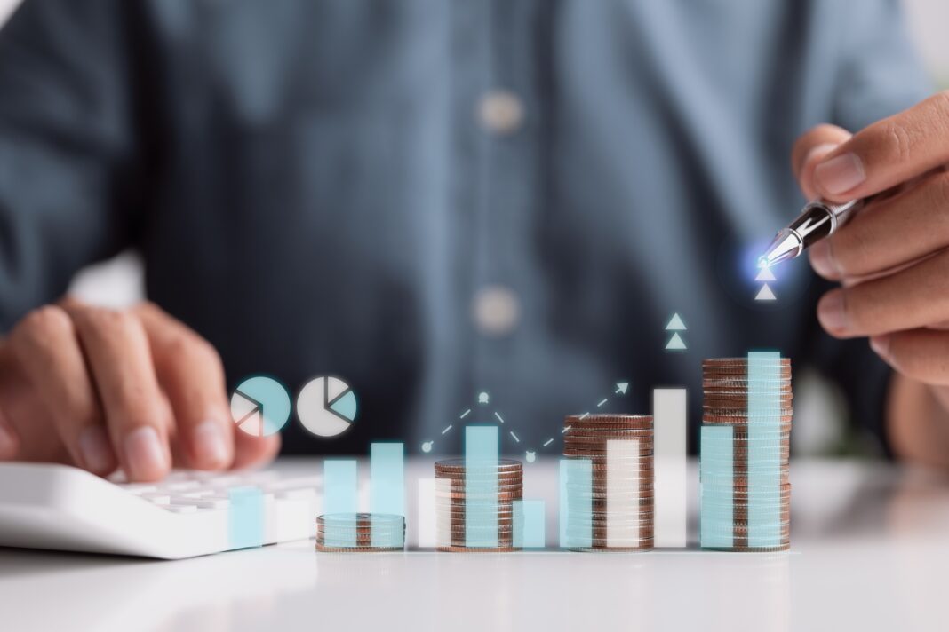 Kam investovat 100k vs 10k: Jak se liší strategie pro menší a větší částku? Where to invest 100k vs 10k: key differences.
