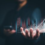 Octrado κριτικές και εμπειρίες: Ρυθμιζόμενος broker και prop trading υπό μία μάρκα Octardo recenze Hands holding a transparent digital chart with a rising arrow and data points above them