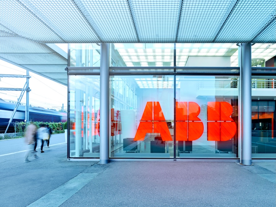 ABB zbrojí před prodejem své robotické divize ABB
