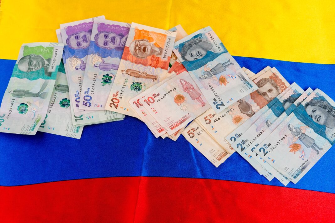 Invertir en América Latina: cómo el dólar estadounidense a peso colombiano afecta la rentabilidad Illustrative picture.
