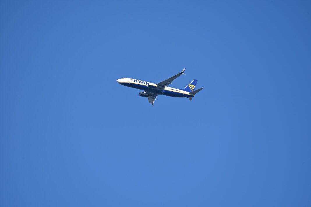 Ryanairu klesl čtvrtletní zisk o třetinu, konflikt na Blízkém východě zvýšil náklady Ryanair