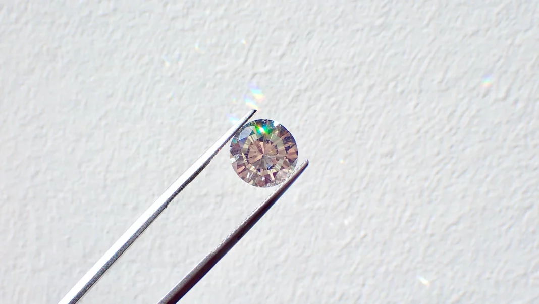 Diamantový trh už několik let ztrácí lesk. Největší hráč začal snižovat ceny De Beers snižuje ceny diamantů. Trh mění laboratorní diamanty