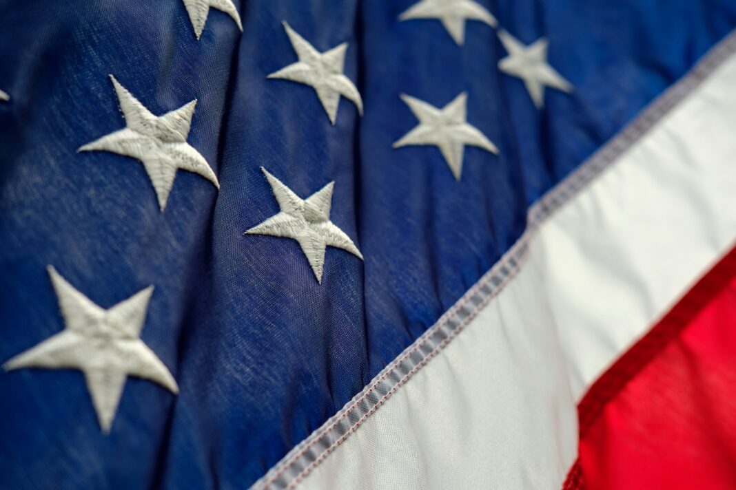 Americké burzy uzavřely smíšeně, dařilo se výrobcům čipů Broadcom a Nvidia USA flag. Source: Unsplash
