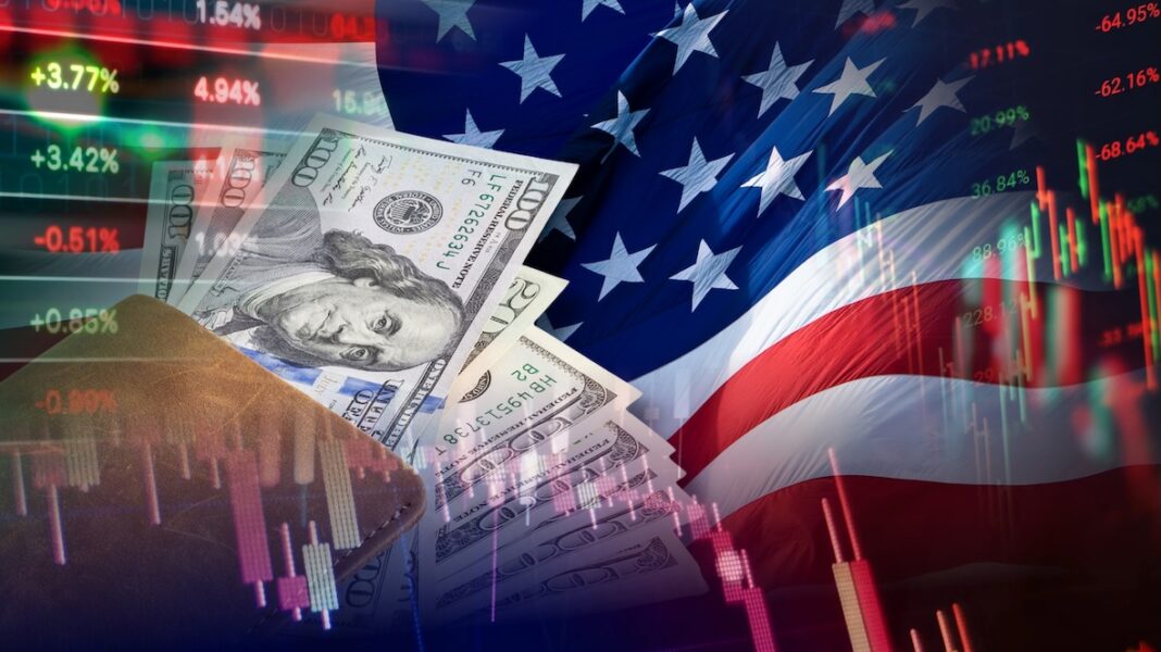 A Dow Jones rekordot döntött, míg a technológiai Nasdaq index esett US flag backdrop with a wallet full of cash and overlaid stock market graphs, illustrating US finance and markets.