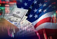 Dow Jones uzavřel na rekordu, zatímco technologický index Nasdaq poklesl US flag backdrop with a wallet full of cash and overlaid stock market graphs, illustrating US finance and markets.