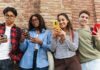 Náctiletí používají podle OpenAI jejího chatbota méně než 15 minut denně Teens. Source: Adobe Stock